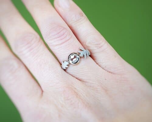 Ring witgouden eikenblaadjes met 0,64 crt roosgeslepen diamant. Design van goudsmid Oogst Amsterdam.
