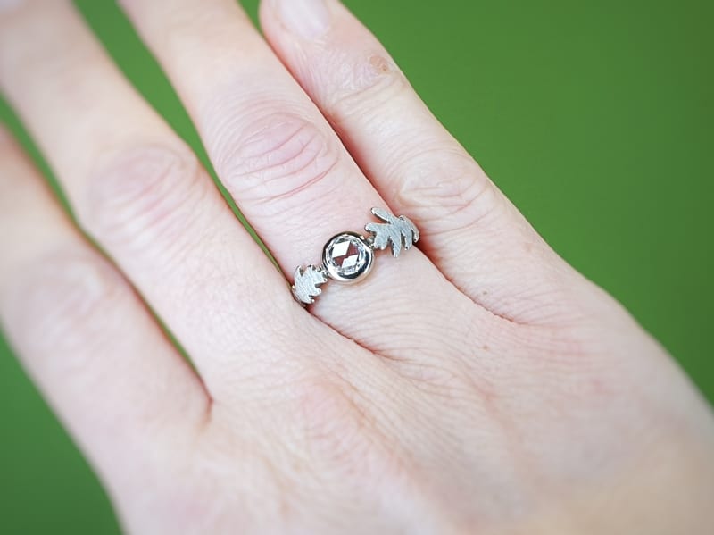 Ring witgouden eikenblaadjes met 0,64 crt roosgeslepen diamant. Design van goudsmid Oogst Amsterdam.