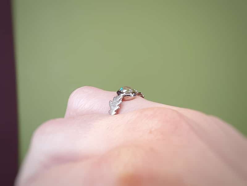 Ring witgouden eikenblaadjes met 0,64 crt roosgeslepen diamant. Design van goudsmid Oogst Amsterdam.