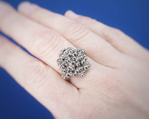 Ring Bessen witgoud. Statement ring van Oogst goudsmid Amsterdam