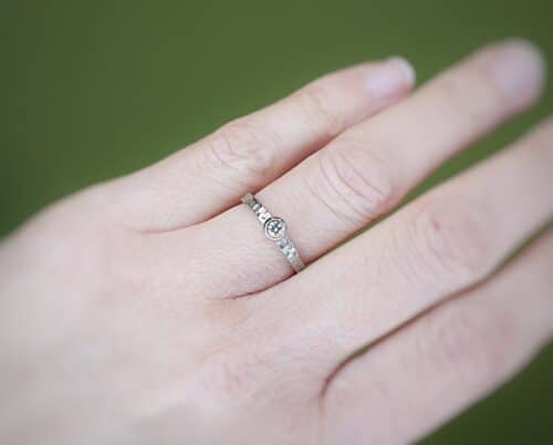 Witgouden verlovingsring Deining met 0,10 crt diamant. Goudsmid Oogst Amsterdam.