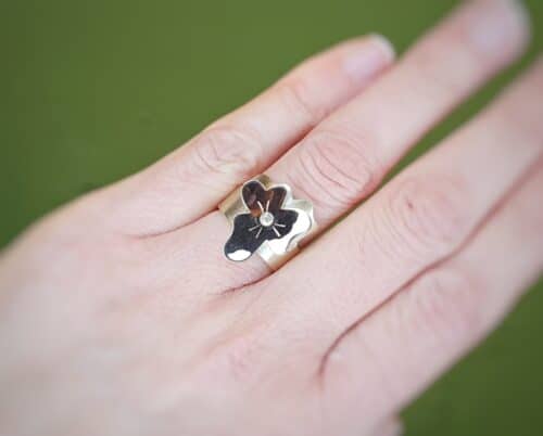 Geelgouden ring In bloei met roodgouden viooltje en diamantje. Oogst goudsmid Amsterdam
