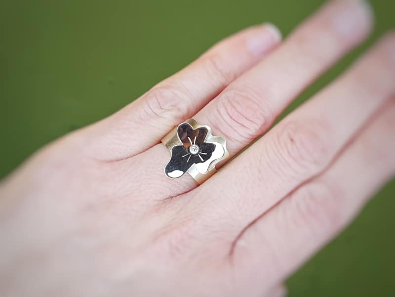 Geelgouden ring In bloei met roodgouden viooltje en diamantje. Oogst goudsmid Amsterdam