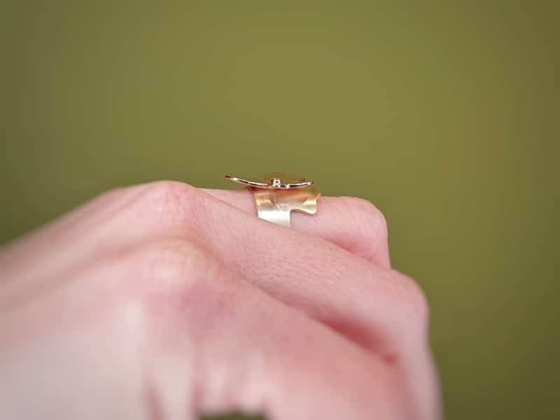 Geelgouden ring In bloei met roodgouden viooltje en diamantje. Oogst goudsmid Amsterdam