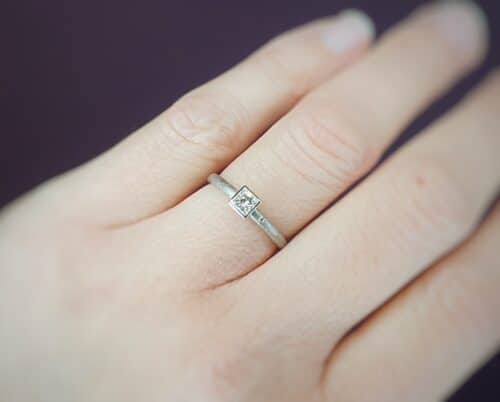 Witgouden ring met princess geslepen diamant. Oogst goudsmid Amsterdam
