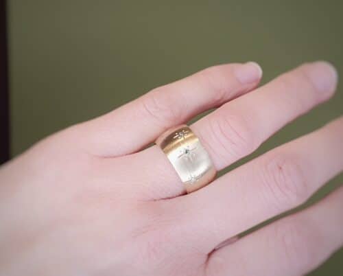 Geelgouden ring 'Eenvoud' met blauwe en groene diamanten. Ontwerp van Oogst goudsmeden in Amsterdam