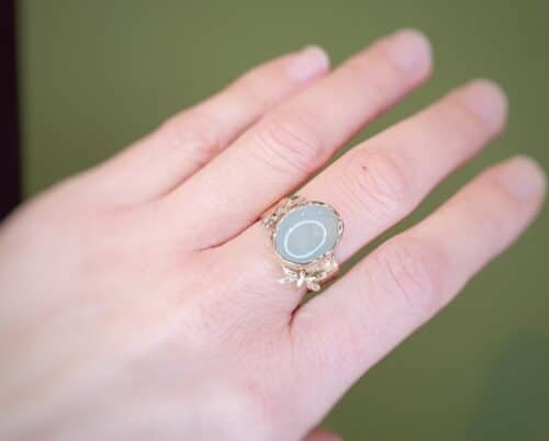 Geelgouden 'Insecten' ring met aquamarijn en vrolijke libellen. Design van Oogst goudsmid in Amsterdam