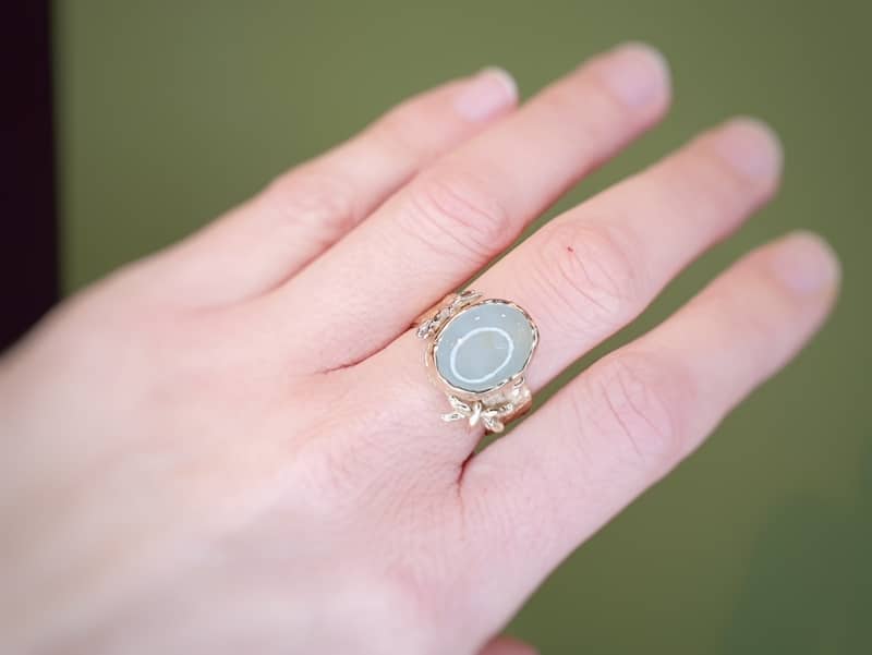 Geelgouden 'Insecten' ring met aquamarijn en vrolijke libellen. Design van Oogst goudsmid in Amsterdam