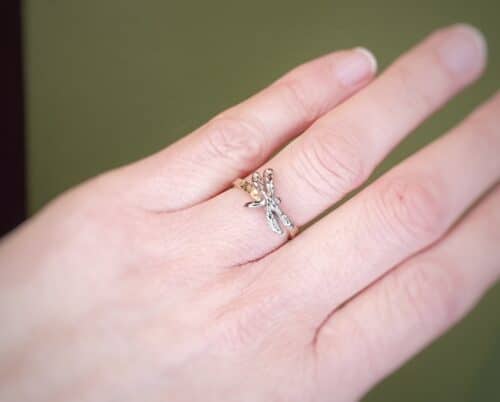 Geelgouden ring 'Insecten' met geelgouden libelle. Oogst goudsmeden Amsterdam.