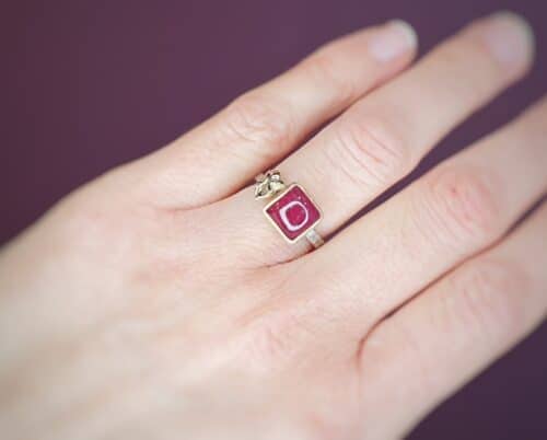 Witgouden ring met roze toermalijn en geelgouden duifje. Oogst Amsterdam.