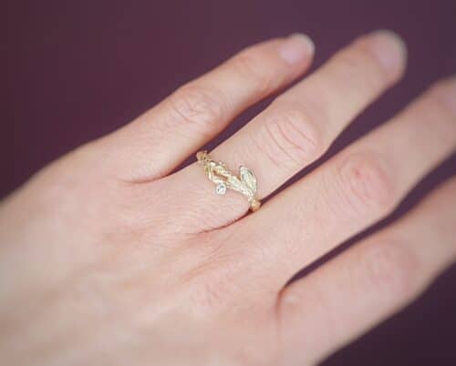 Geelgouden ring Boomgaard. Takje met diamant. Oogst goudsmid Amsterdam