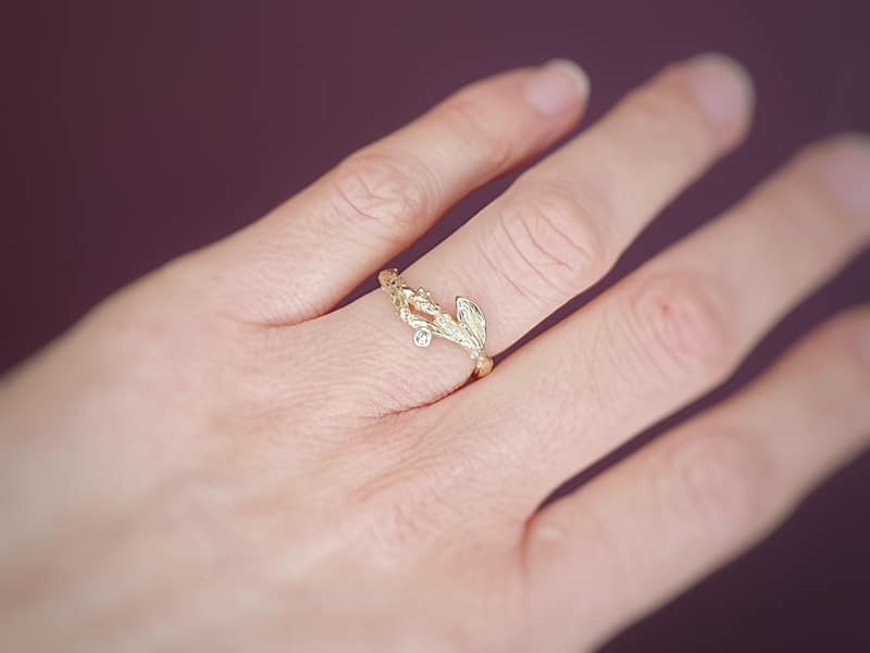 Geelgouden ring Boomgaard. Takje met diamant. Oogst goudsmid Amsterdam