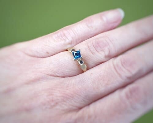 Rosé gold ring 'Cluster' with blue topaz and pink spinel and leaves. Oogst goldsmith Amsterdam