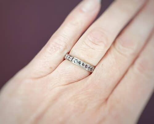 Aanschuifring 'Eenvoud'. Eternity ring. Witgouden ring met roze spinel. Ring Ton sur Ton. Design van Oogst Goudsmid Amsterdam