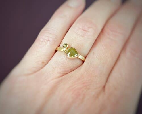 Ring geelgoud met hamerslag. Uit de serie Verzameling. Met 0,86 ct fancy roos peer mosterd 0,10 ct olijf en bes. Oogst edelsmid in Amsterdam