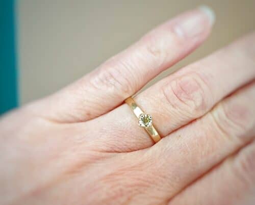 Verlovingsring roségouden ring met hamerslag en 0,23 crt briljant geslepen diamant cape. Oogst goudsmid Amsterdam.