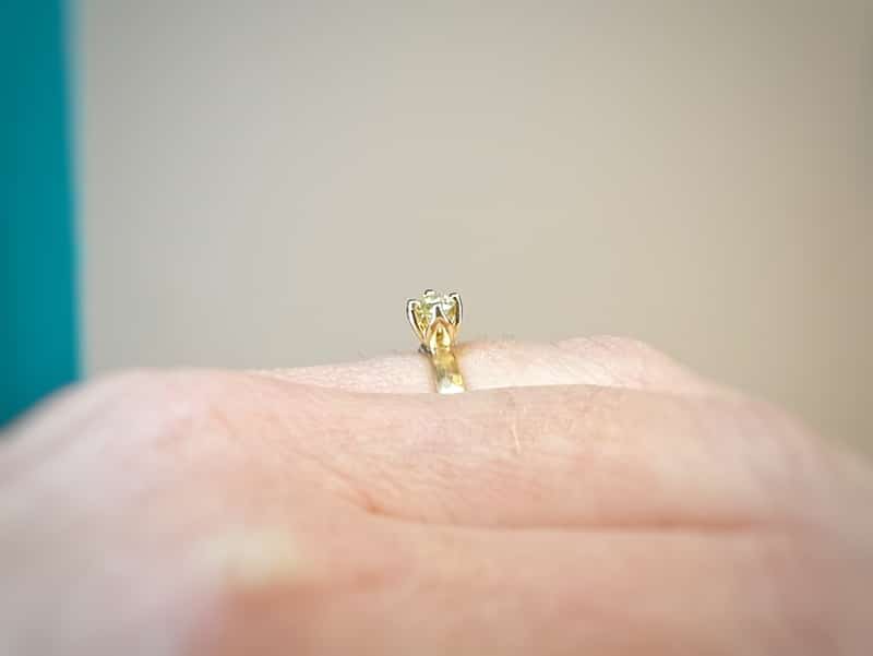 Verlovingsring roségouden ring met hamerslag en 0,23 crt briljant geslepen diamant cape. Oogst goudsmid Amsterdam.