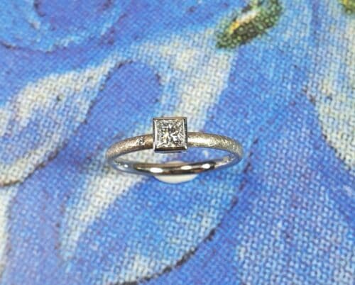 Witgouden ring 'Carre' met princess geslepen diamant.