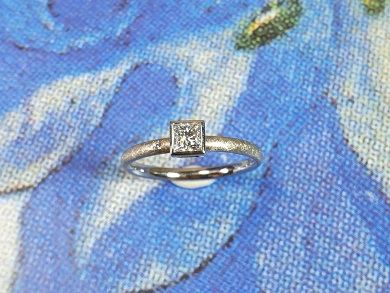 Witgouden ring 'Carre' met princess geslepen diamant.
