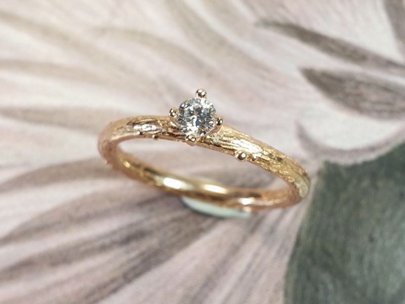 Roodgouden ring 'Boomgaard' takje met briljant geslepen diamant.