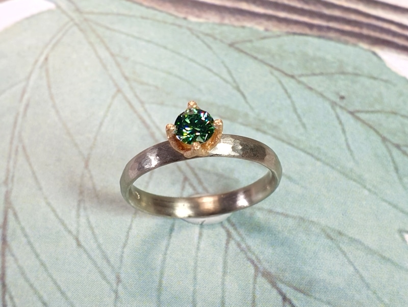 White gold 'Berry' ring with blue diamonds and a white gold ring 'Rhythm' with green diamond