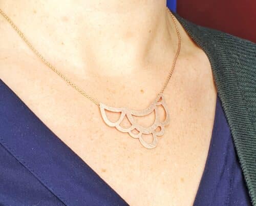 Roodgouden 'Lineair' collier met een roodgouden lussen motief. Uit het Oogst atelier.