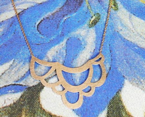 Roodgouden 'Lineair' collier met een roodgouden lussen motief. Uit het Oogst atelier.
