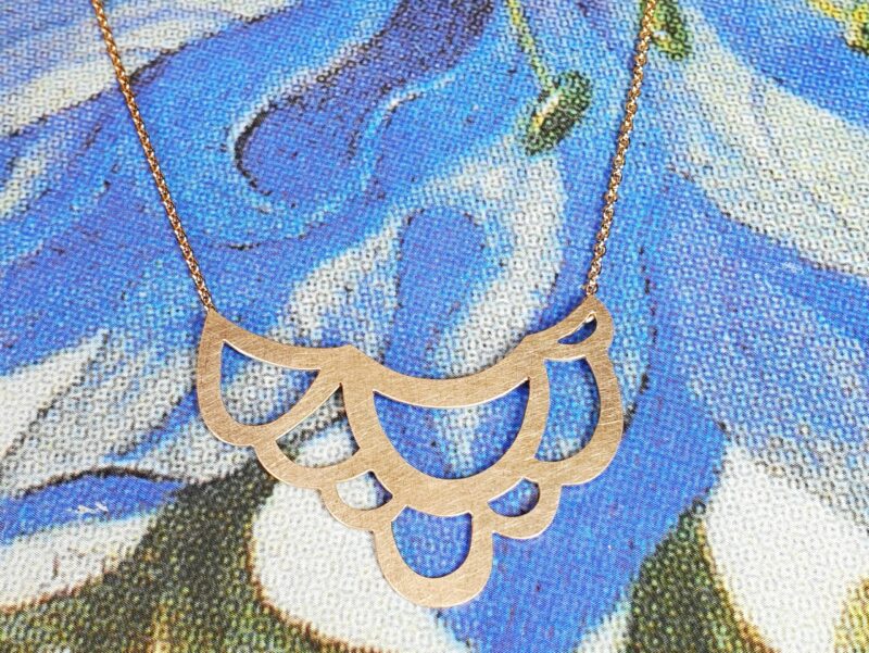 Rose gold 'Linear' necklace with a loops element. Standout jewel. Created by goldsmith studio Oogst.