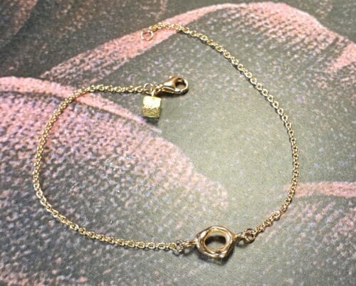 Roodgouden armband 'Amorf & Kristal' met een roodgouden zachte vorm een een geelgouden kubus. Oogst Goudsmeden.