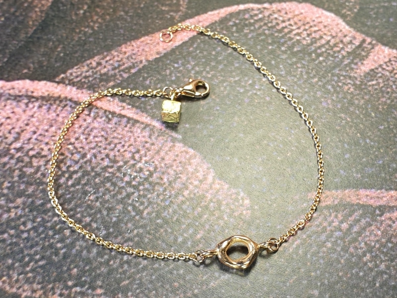 Roodgouden armband 'Amorf & Kristal' met een roodgouden zachte vorm een een geelgouden kubus. Oogst Goudsmeden.