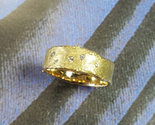 Geelgouden 'erosie' ring met diamanten. Ontwerp van goudsmid Oogst Amsterdam.