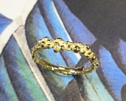 Besjes ring met rondom fijne besjes in geelgoud. Oogst sieraadontwerp Amsterdam.