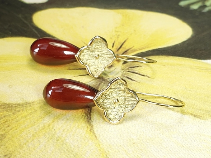 Yellow gold earrings 'Kamon' with garnet drops. Design by Oogst Amsterdam