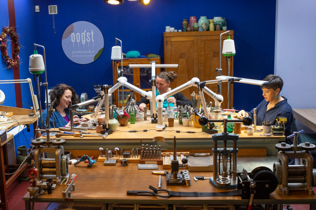 Goudsmid atelier Oogst Amsterdam, aan het werk. Handgemaakte sieraden. Ringen, Oorbellen, Hangers, Colliers, Trouwringen, Verlovingsringen, Manchetknopen, Broches, Armbanden, Trouwsieraden, Gedenksieraden, Sieraad cadeau, Sieraad van oud goud.
