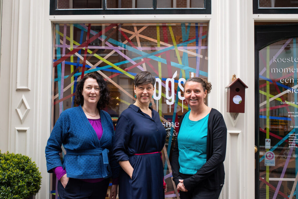 Oogst Goudsmeden team portret, contactgegevens: Tweede Tuindwarsstraat 8 Amsterdam 020-7558090, info@oogst-sieraden.live