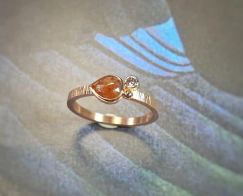 Roodgouden 'Verzameling' verlovingsring met roestbruine peer natural diamant en een briljant geslepen bruine diamant en een besje. Ontwerp van Oogst Goudsmeden.