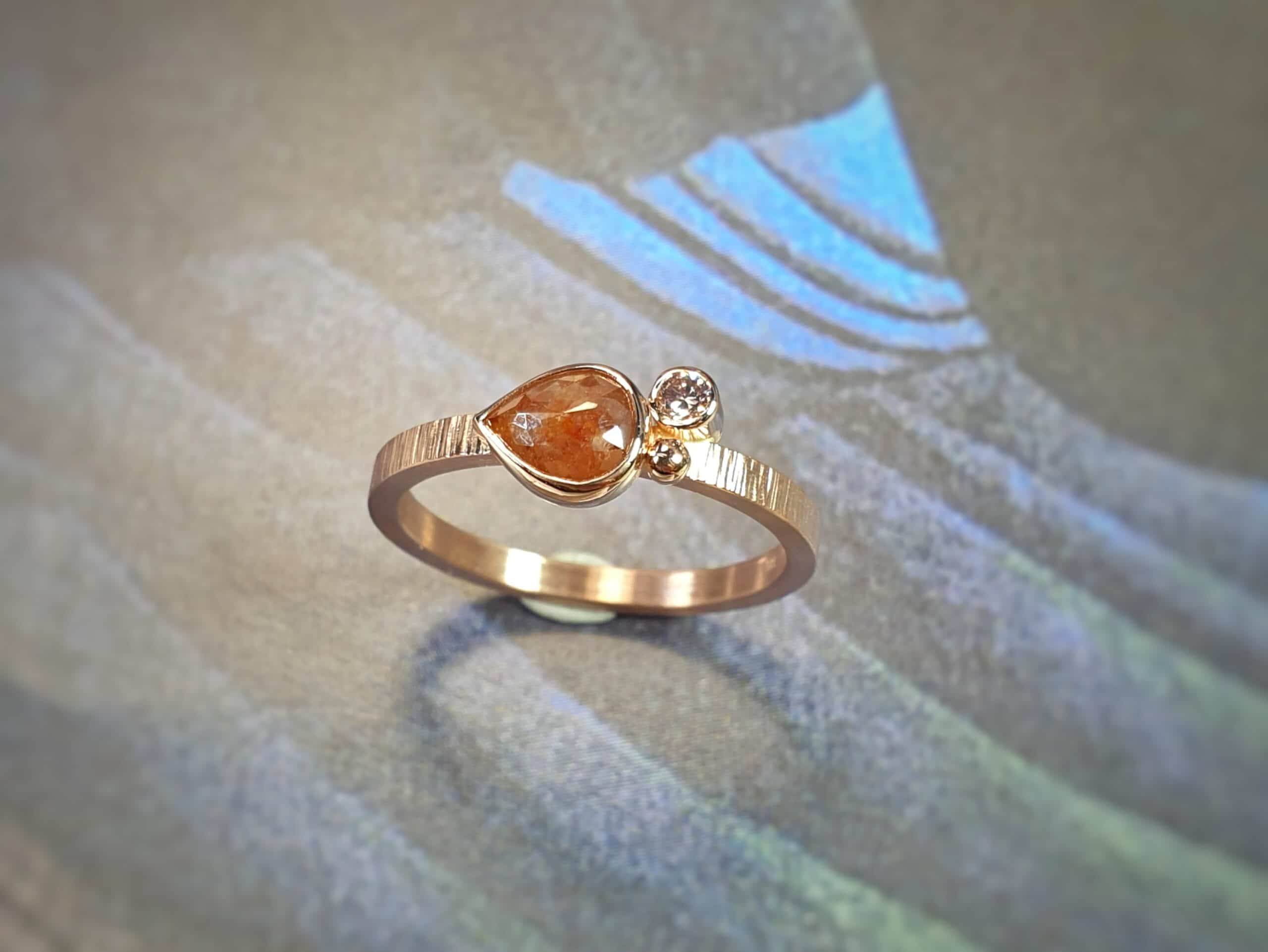 rose gold ring with pointy hammering and a 0,59 ct natural pear shaped rose cut diamond red brown and a 0,05 ct brilliant cut natural brown diamond and a berry. Design by Oogst goldsmith