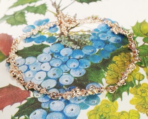 Roodgouden 'Bessen' armband met 3x bruine diamant. Oogst goudsmid Amsterdam.
