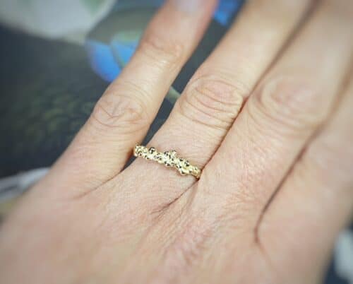 Besjes ring met rondom fijne besjes geelgoud. Oogst sieraadontwerp Amsterdam.