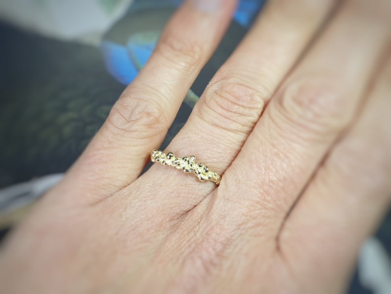 Ring Berries in yellow gold. Jewellery design by Oogst goldsmith in Amsterdam.