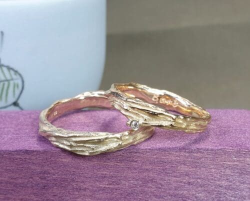 Geelgouden organische trouwringen met textuur. Ontwerp van Oogst Sieraden atelier in Amsterdam