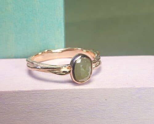 Roségouden verlovingsring met ovale naturel diamant. Ontwerp van oogst Sieraden te Amsterdam.