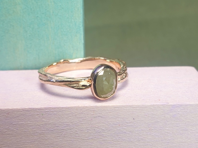 Roségouden verlovingsring met ovale naturel diamant. Ontwerp van oogst Sieraden te Amsterdam.