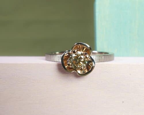 Witgouden verlovingsring In Bloei met 0,41 diamant light brown. Maatwerk ring van Oogst Sieraden.