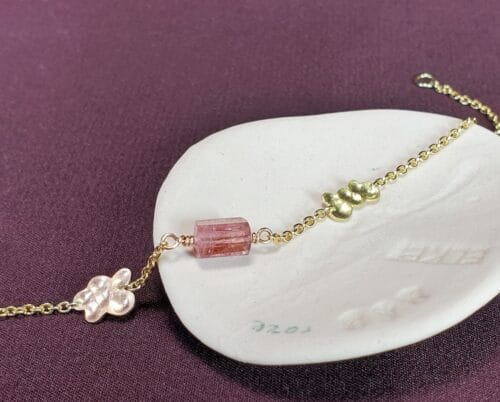 Geelgouden armband met toermalijn en Wolken. Ontwerp van Oogst Sieraden in Amsterdam.