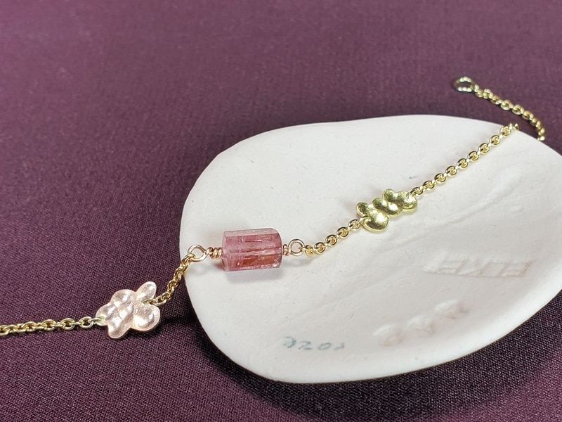 Yellow gold 'Clouds' bracelet with a pink tourmaline crystal and two clouds elements. Designed by Oogst goldsmith in Amsterdam