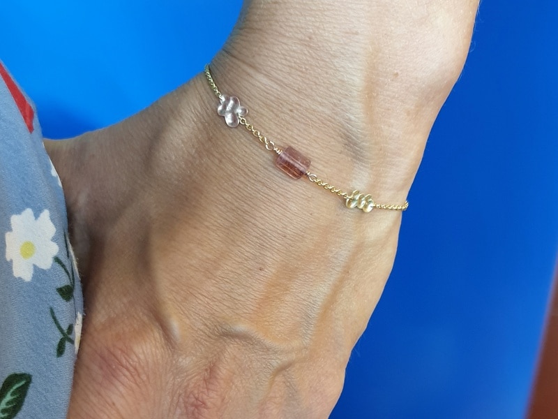 Yellow gold 'Clouds' bracelet with a pink tourmaline crystal and two clouds elements. Designed by Oogst goldsmith in Amsterdam
