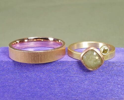 Handgemaakte trouwringen uit de 'Eenvoud' serie. Roodgoud en geelgoud met diamanten. Uit het Oogst goudsmid atelier in Amsterdam