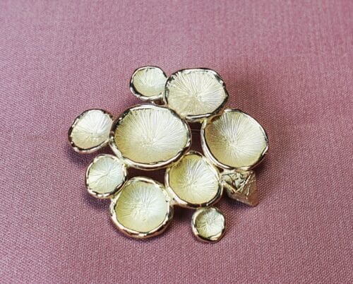 Geelgouden speld 'Zwammen en Kristal'. ontwerp van Oogst Sieraden. Ook als hanger te dragen.