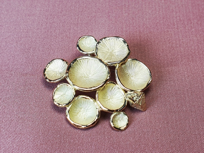 Yellow gold 'Fungus' brooch. Can also be worn as a pendant. It has playful Fungus shapes and one angular Chrystal. Design by Oogst Jewellery